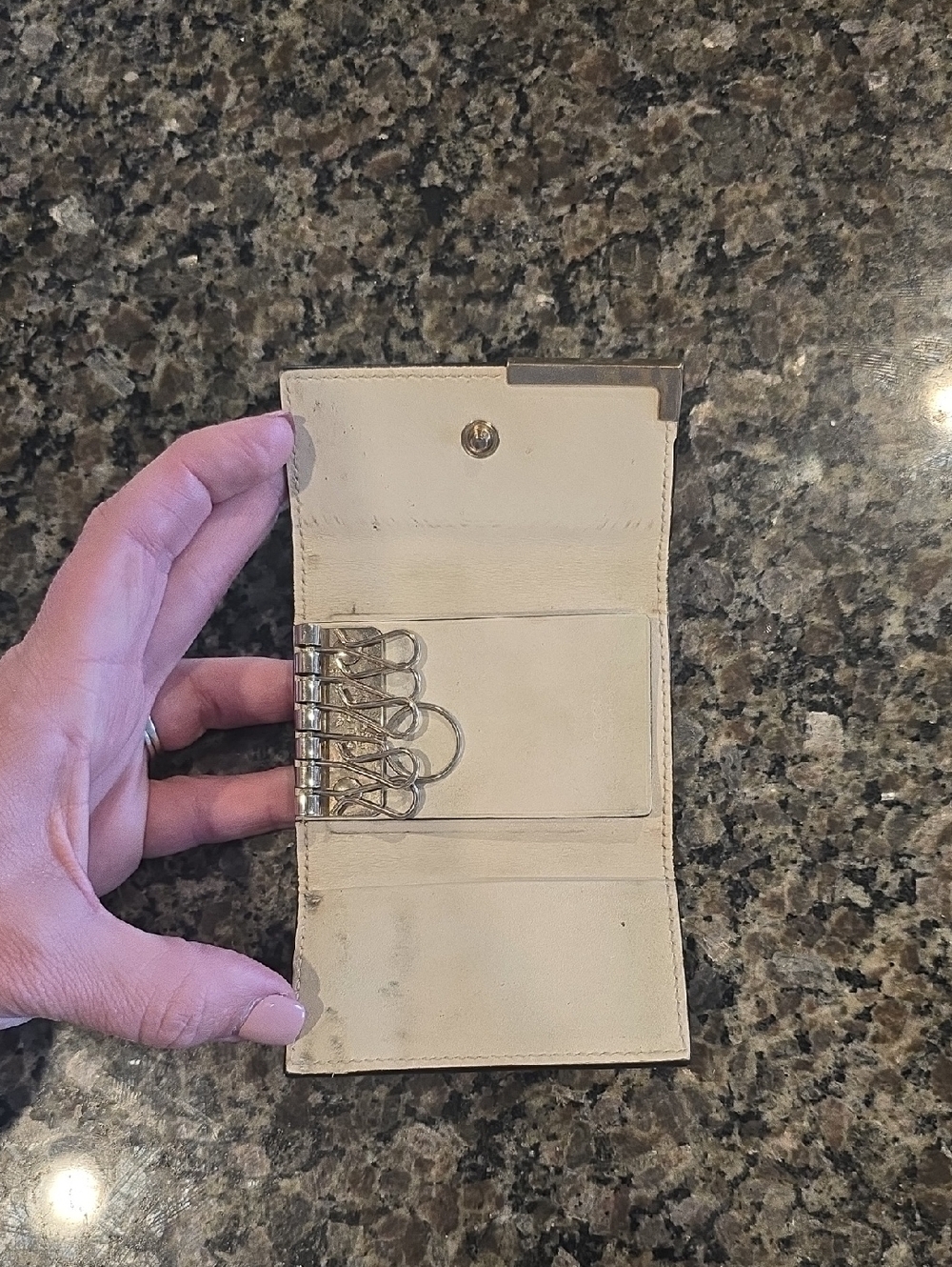 Gucci Cream Monogram Leather Key Holder - Picture 7 of 11